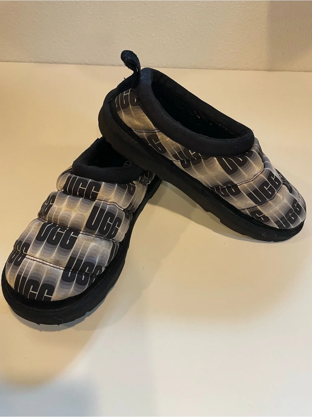 UGG Kids Black & Gray Logo Quilted Slip-On Clog